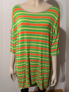 OVERSIZED MEDIUM NWT C PICS CLOSET CLEAR OUT ON ALL LULAROE MAKE AN OFFER BUNDLE